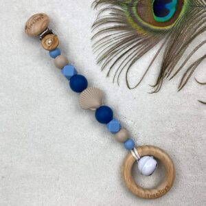 Wagenhanger met naam schelp blauw en belletje in een houten ring